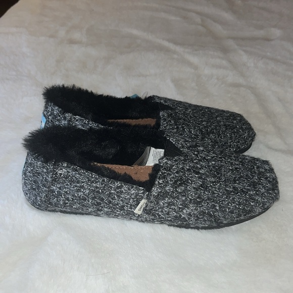 TOMS Belmont Black Gray Sweater Knit & Fur Interior Cozy Soft Slip Ons - Picture 1 of 14